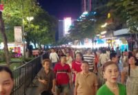 Đêm sài gòn đông khủng tây sốc khi ra phố!