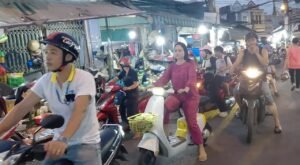 Chợ tự phát hiệp thành buổi chiều quận 12 đông kín đường!