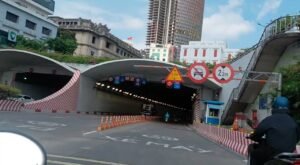 Lái xe qua đường hầm thủ thiêm giữa lòng sài gòn
