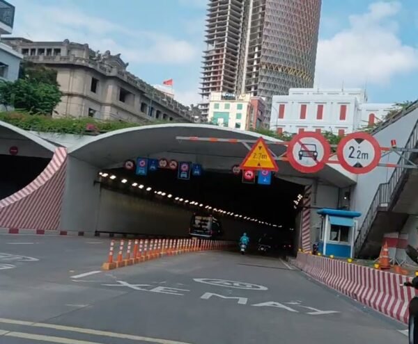Lái xe qua đường hầm thủ thiêm giữa lòng sài gòn
